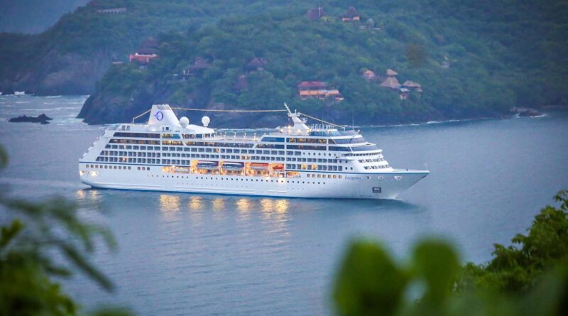 ASIPONA Acapulco da la bienvenida al crucero Oceanía Insignia en Zihuatanejo